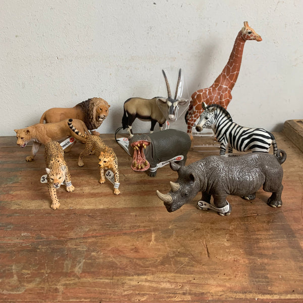Konvolut 9 Tiere Schleich Giraffe 14750 Zebra Stute 14810 Nashorn 14743 Flusspferd 14681 Oryxantilope 14759 Löwe brüllend 14726 Löwin 14825 Gepardin 14746 Leopard 14748