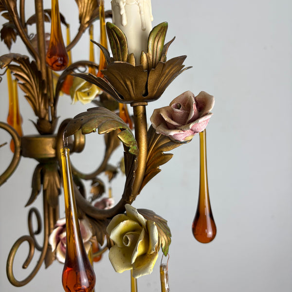 Vintage venezianischer vergoldeter Kronleuchter mit Murano Glastropfen und Porzellan Rosen