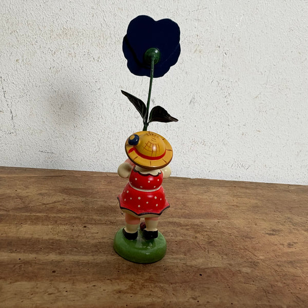Blumenkind Mädchen mit Stiefmütterchen von Hubrig