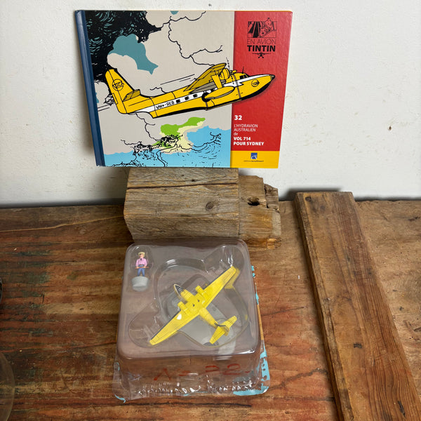 Modell Figur und Buch Tim und Struppi Das australischen Wasserflugzeug Grumman G-64 Albatross mit Rastapopoulos aus Flug 714 nach Sydney