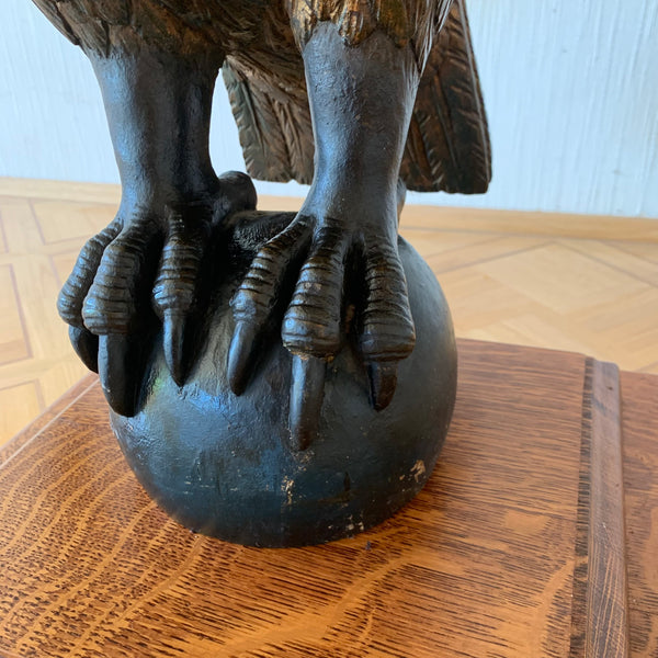 Große antike Skulptur Adler auf Weltkugel aus Holz geschnitzt