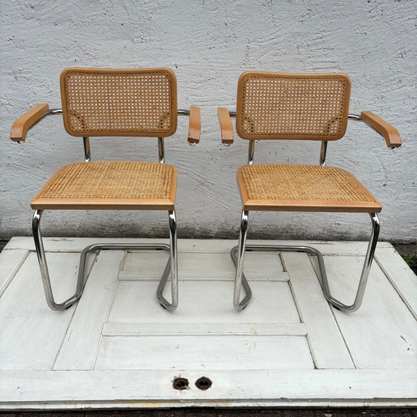 2 Freischwinger mit Armlehnen nach Marcel Breuer