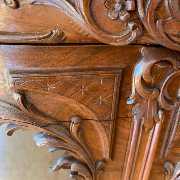 Antike Historismus Vitrine im Rokokostil