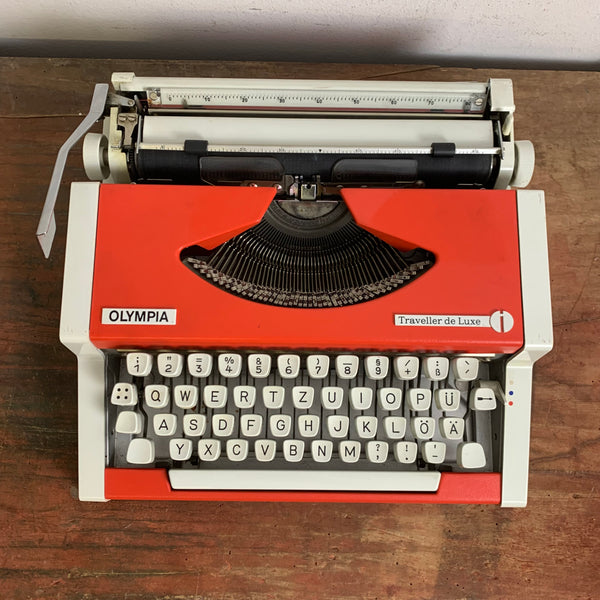 Vintage Reiseschreibmaschine Traveller de Luxe von Olympia rot