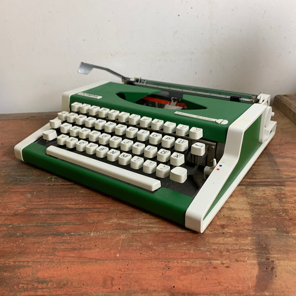 Vintage Reiseschreibmaschine Traveller de Luxe von Olympia grün