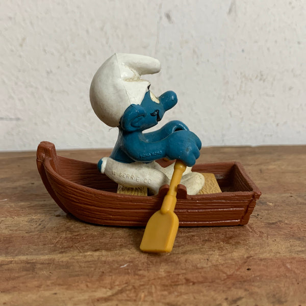 Vintage Schlumpf mit Ruderboot