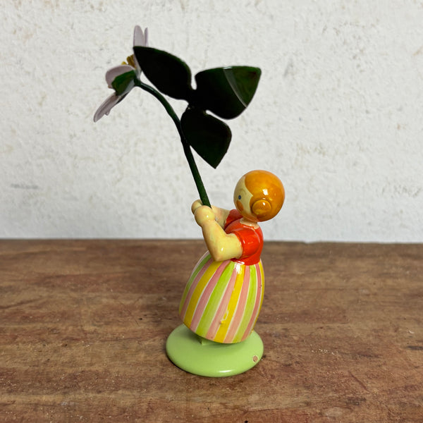 Blumenkind Mädchen mit lila Blume von Weha