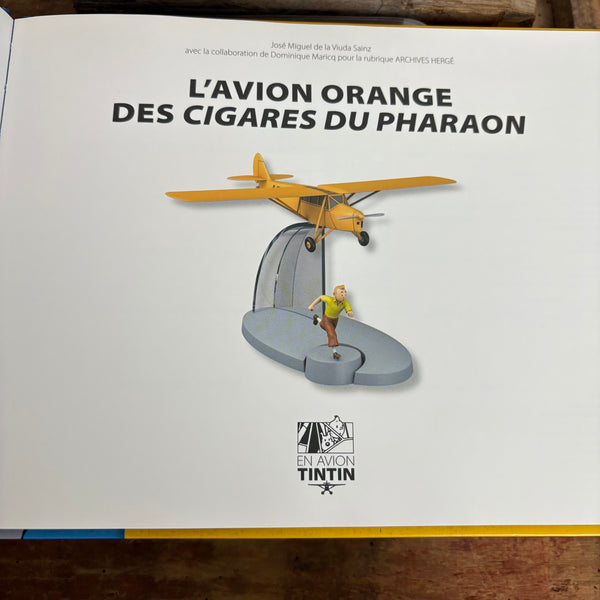 Modell Figur und Buch Tim und Struppi Das orangefarbene Flugzeug mit Tim aus Die Zigarren des Pharao
