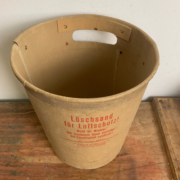 Historischer Eimer aus Pappe Löschsand für Luftschutz