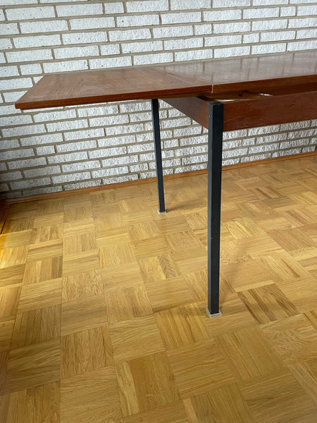 Minimalistisches skandinavisches Design 6 Stühle und ein ausziehbarer Esstisch
