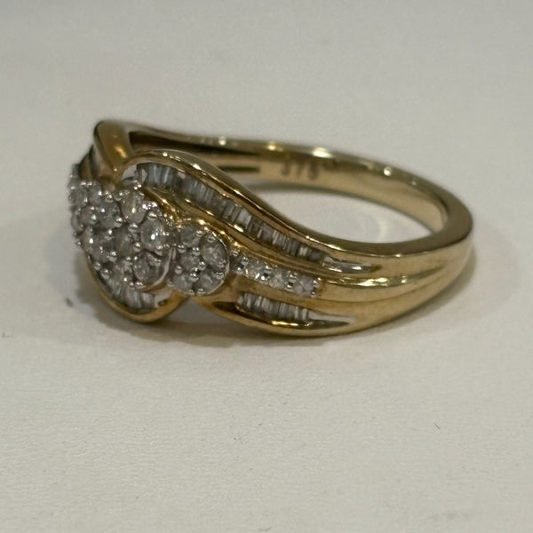 Diamantenbesetzer Goldring aus 9 Karat