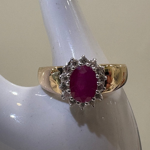Goldring mit Rubin und Brillanten Besetzung aus 14 Karat Gold