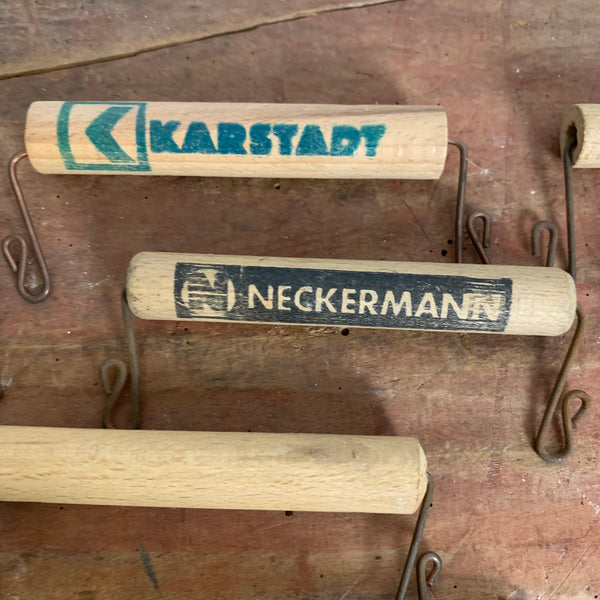 Vintage 18 Tragehilfe mit Holzgriff teils mit Werbung