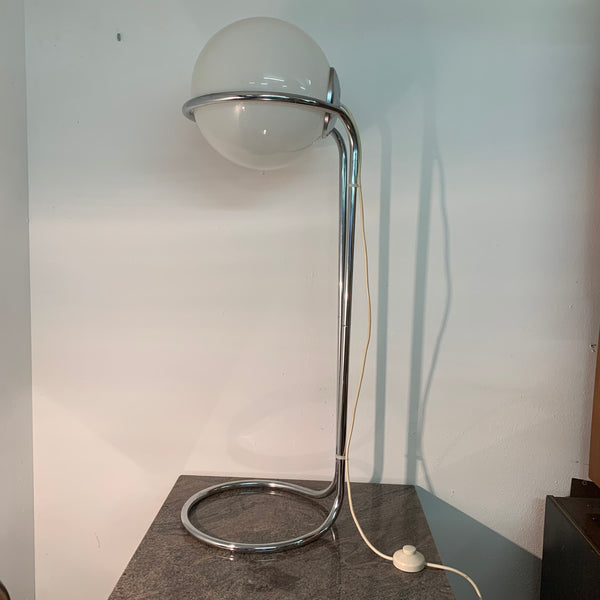 Vintage Space Age Stehlampe mit Chromgestell und eingelegter Glaskugel