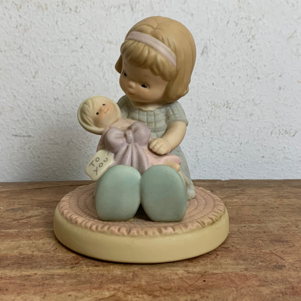 Vintage Figur Memories of Yesterday "WRAPPED IN LOVE AND HAPPINESS“