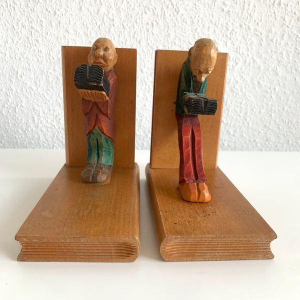 Antike Buchstützen geschnitzt lesender Mann