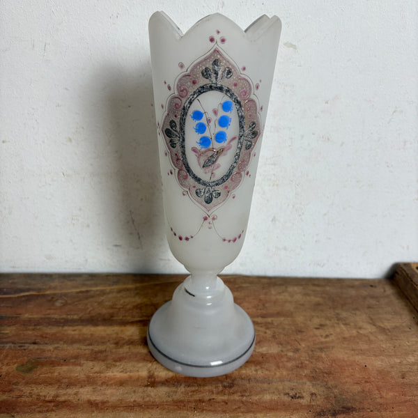 Antike Opalglasvase mit handgemalten Blumenmotiven verziert