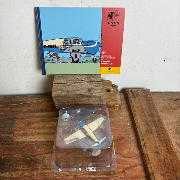 Modell Figur und Buch Tim und Struppi Das blaue Flugzeug der Entführer mit Struppi aus Die Affäre Tournesol