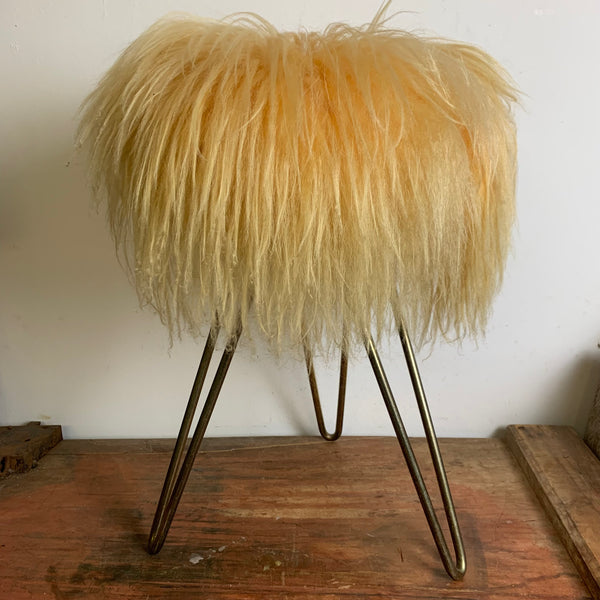Mid Century Dreibein Fellhocker
