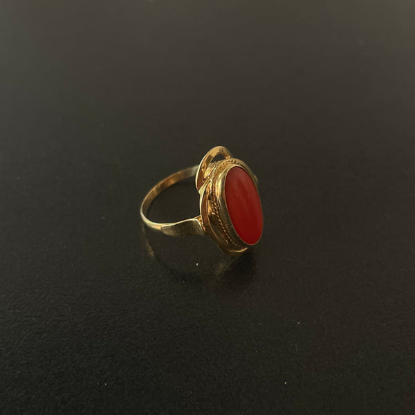 Antiker Goldring mit Koralle 585er
