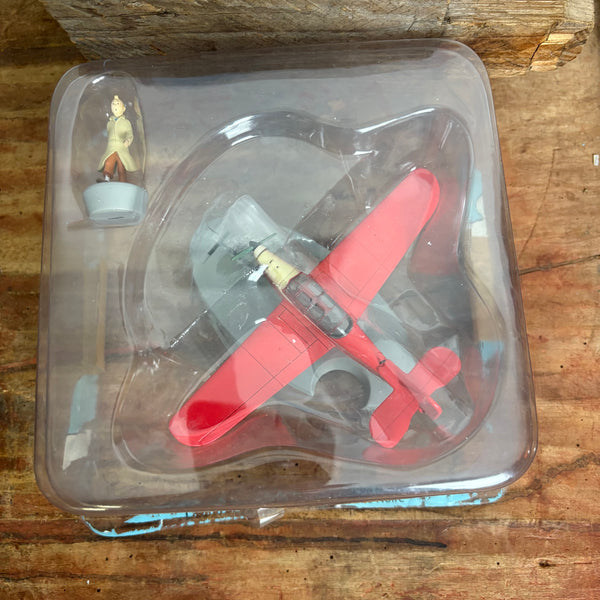 Modell Figur und Buch Tim und Struppi Das rote bordurische Jagdflugzeug mit Tim aus Die Schwarze Insel