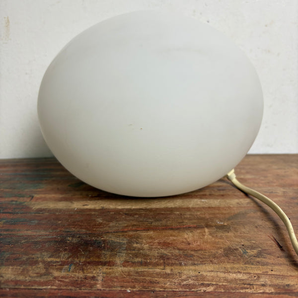 Vintage weiße Glas Kugel Nachttisch Lampe