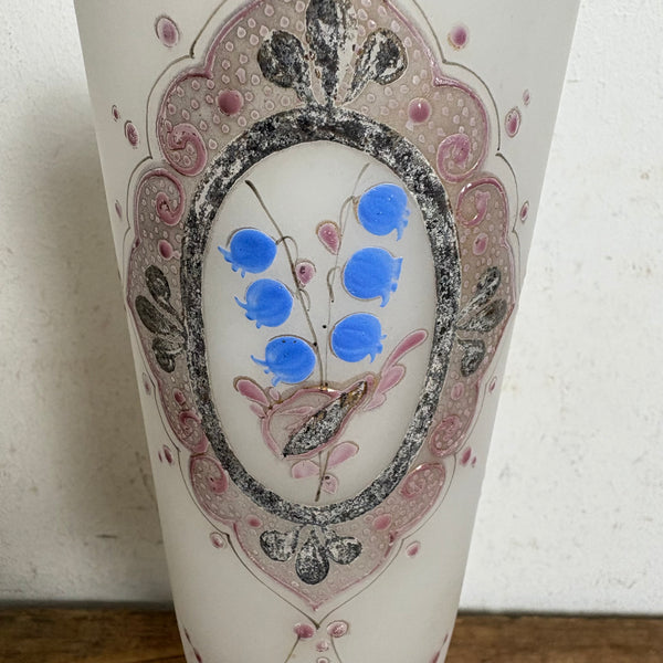 Antike Opalglasvase mit handgemalten Blumenmotiven verziert