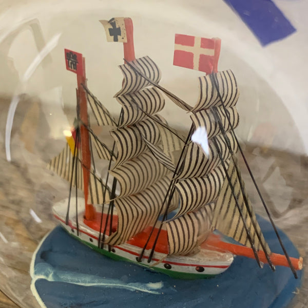 Buddelschiff in Weihnachtskugel