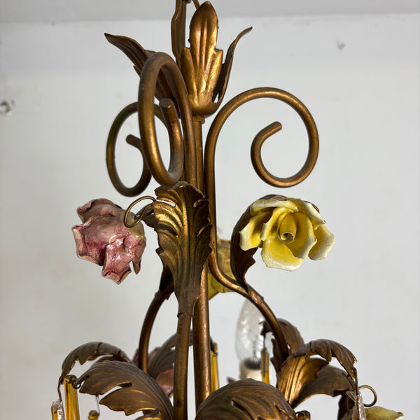 Vintage venezianischer vergoldeter Kronleuchter mit Murano Glastropfen und Porzellan Rosen