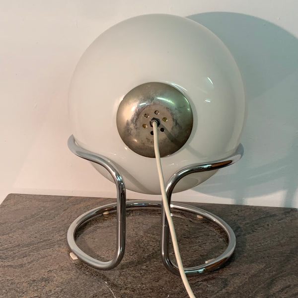 Vintage Space Age Tischlampe mit Chromgestell und eingelegter Glaskugel