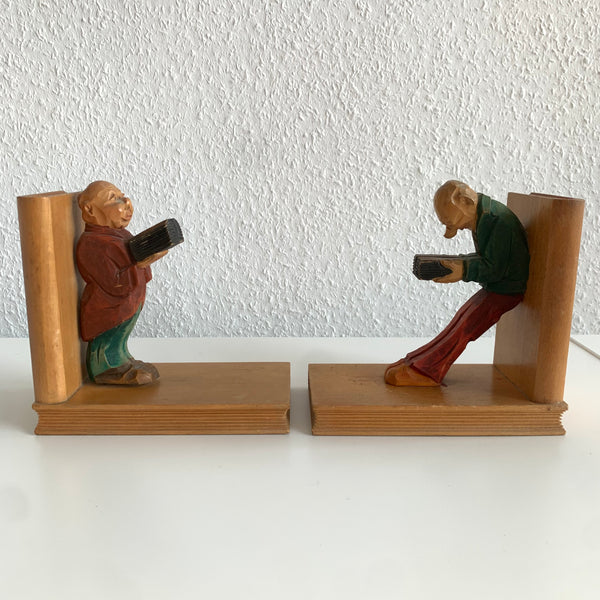 Antike Buchstützen geschnitzt lesender Mann