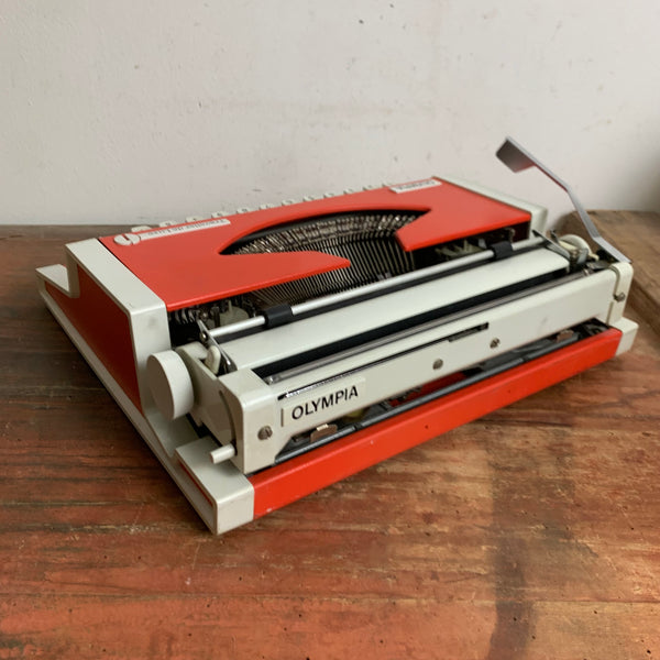 Vintage Reiseschreibmaschine Traveller de Luxe von Olympia rot