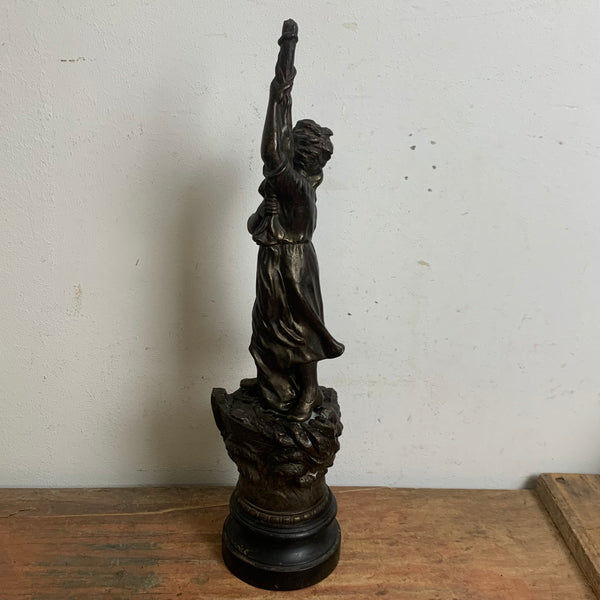 Antike Skulptur Frau hält Mast auf Schiff