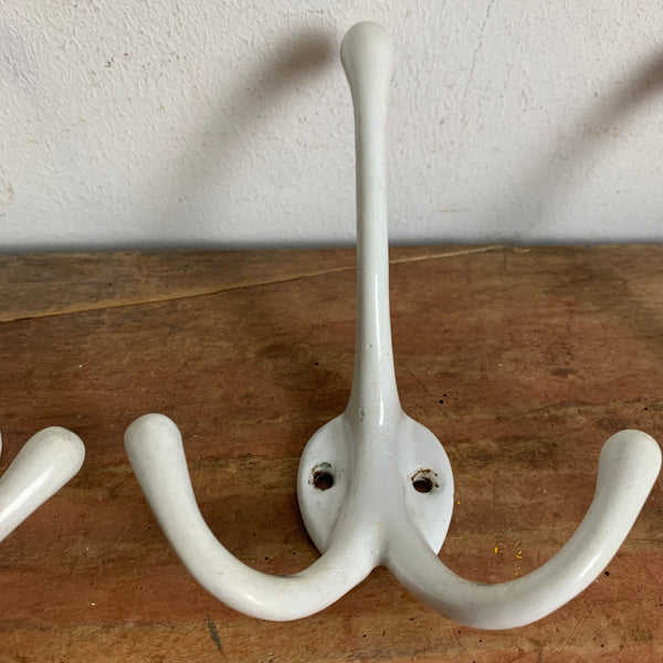 3 antike Garderobenhaken Emaille