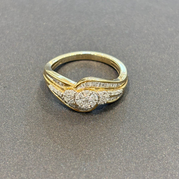 Diamantenbesetzer Goldring aus 9 Karat