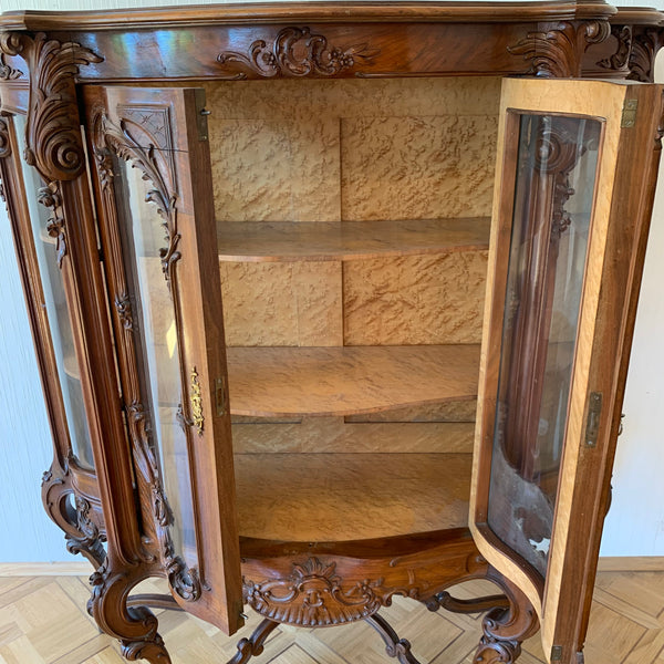 Antike Historismus Vitrine im Rokokostil