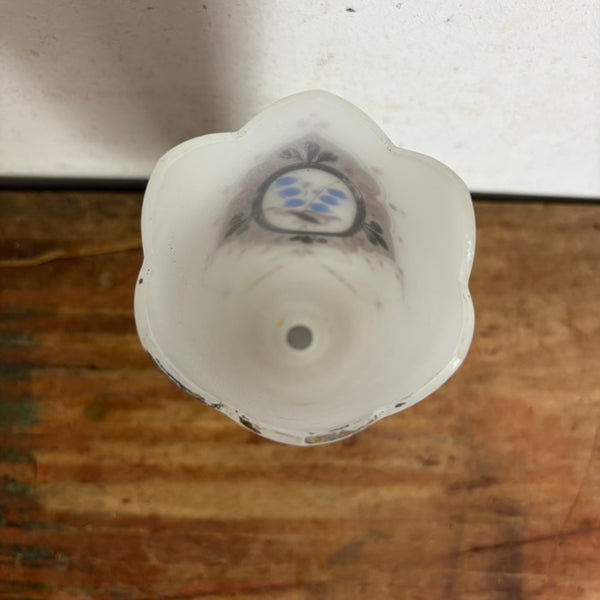 Antike Opalglasvase mit handgemalten Blumenmotiven verziert