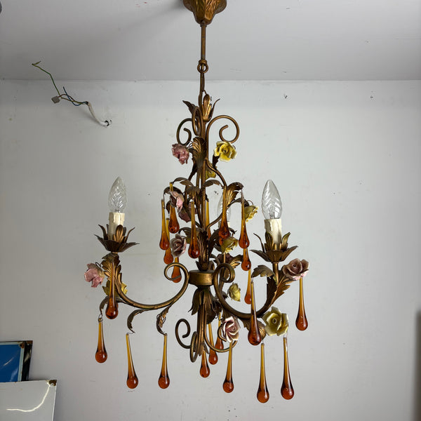 Vintage venezianischer vergoldeter Kronleuchter mit Murano Glastropfen und Porzellan Rosen