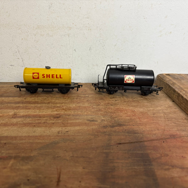 2 Fleischmann Kesselwagen Shell und Avia Blech Spur H0