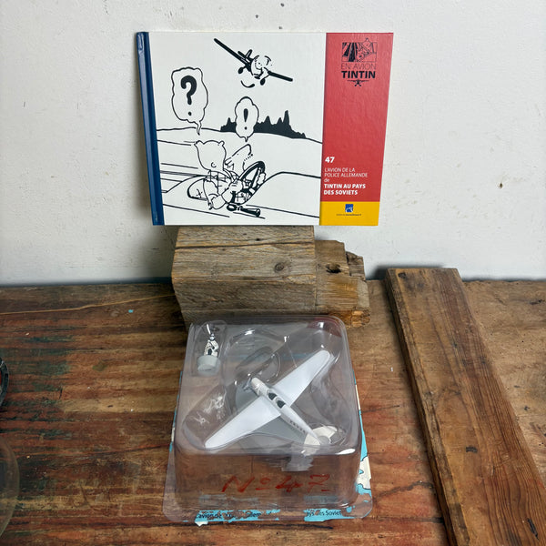 Modell Figur und Buch Tim und Struppi Jagdflugzeug mit Tim aus Im Lande der Sowjets