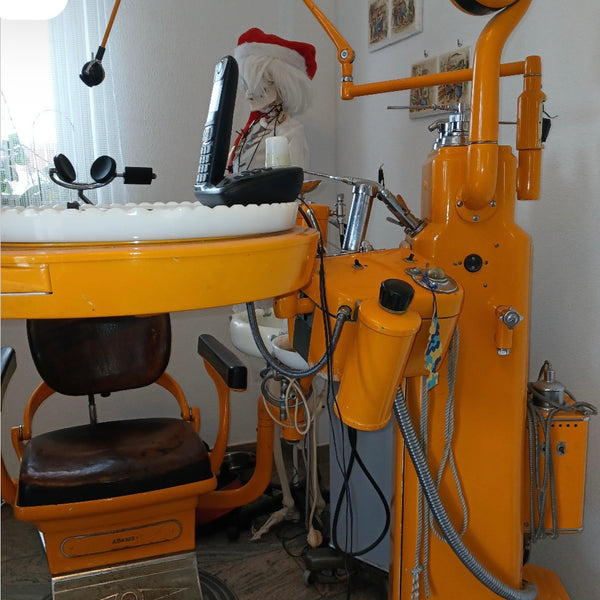 Vintage Zahnarztstuhl mit Behandlungseinheit