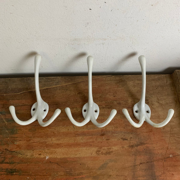 3 antike Garderobenhaken Emaille