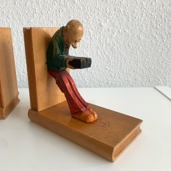 Antike Buchstützen geschnitzt lesender Mann