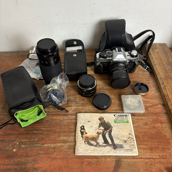 Vintage Canon AE-1 Program Spiegelreflexkamera mit Zubehör