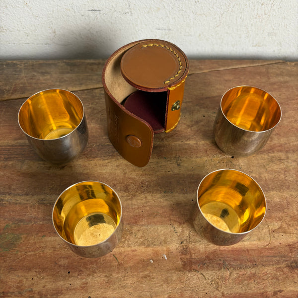Vintage Trinkbecher Set im Lederetui