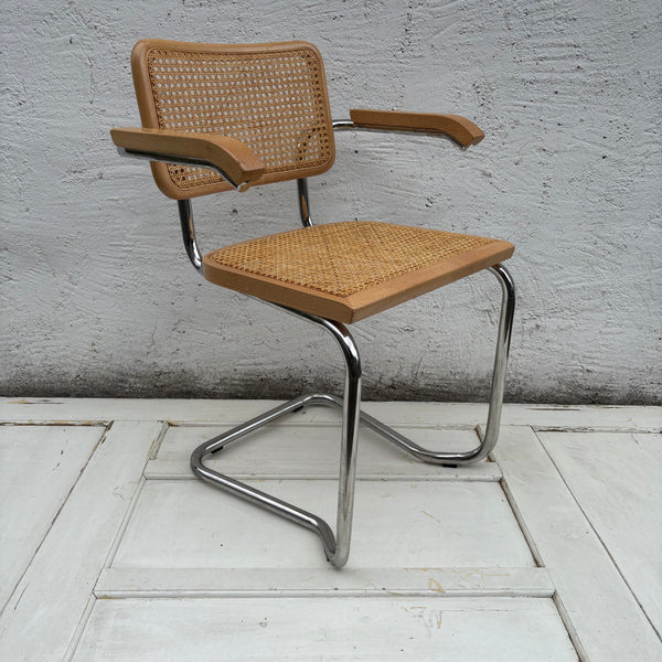 2 Freischwinger mit Armlehnen nach Marcel Breuer