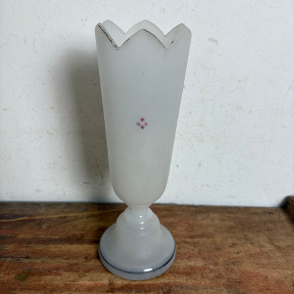 Antike Opalglasvase mit handgemalten Blumenmotiven verziert