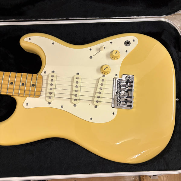 Vintage E-Gitarre 
1983 Fender Standard
Stratocaster (USA) mit Ahorngriffbrett in elfenbeinweiß Neuzustand