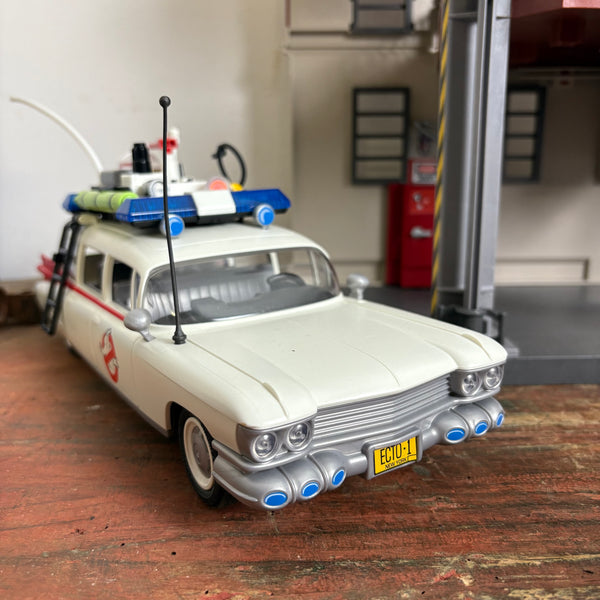 Playmobil Ghostbusters Feuerwache (Set 9219) zusammen mit dem Ecto-1 Fahrzeug (Set 9220)