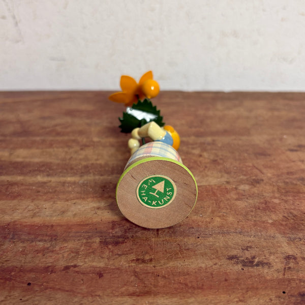 Blumenkind Mädchen mit gelber  Blume von Weha
